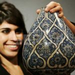 Botol Iznik abad ke-16 dari Turki Ottoman