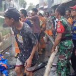 Wadanramil 08/Johar Baru Bersama Anggotanya Bantu Padamkan Api Di Pemukiman Warga
