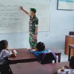Babinsa Koramil 13/Tabang sedang bantu mengajar Murid SDN 005 Desa Rintan Baru