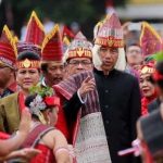 Jokowi dengan baju adat batak